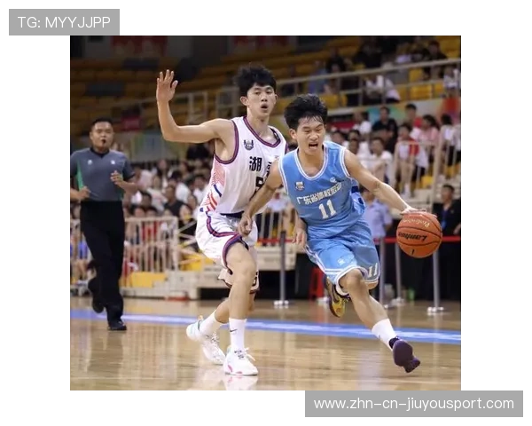 广东宏远连续夺胜，争夺冠军目标坚定！，广东宏远队总冠军领奖画面